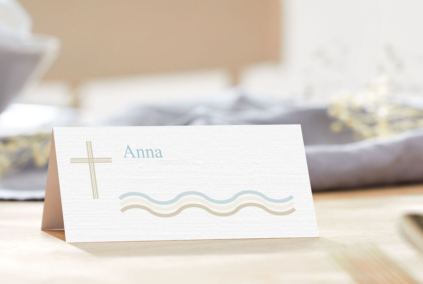 Place card with cross and name Anna.