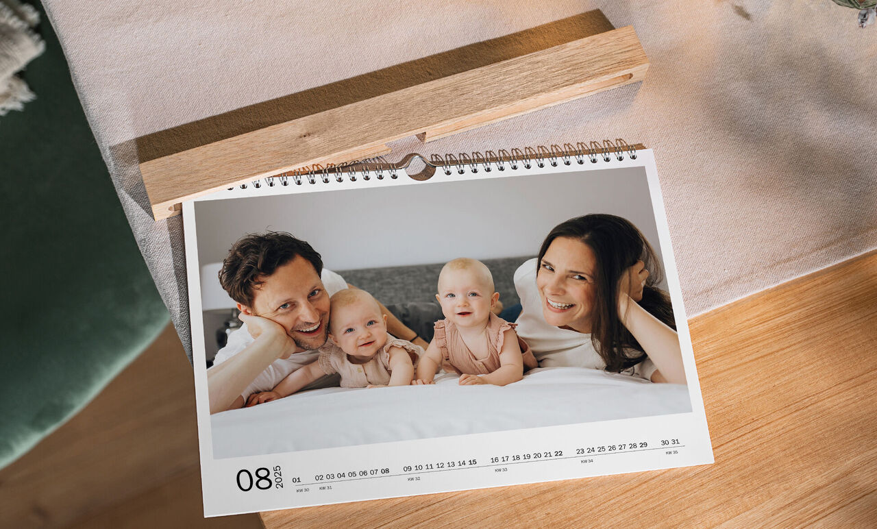 Family with two toddlers in a calendar photo 08, cozy setting