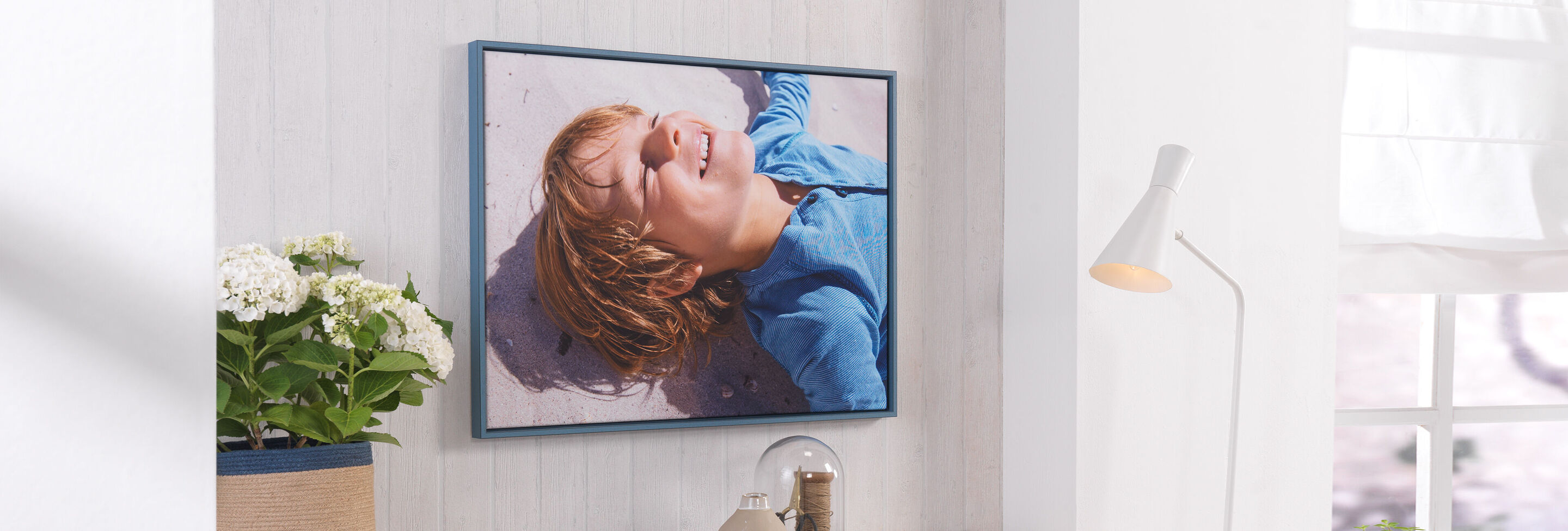 A modern wall art with a relaxed motif that radiates joy and lightness.