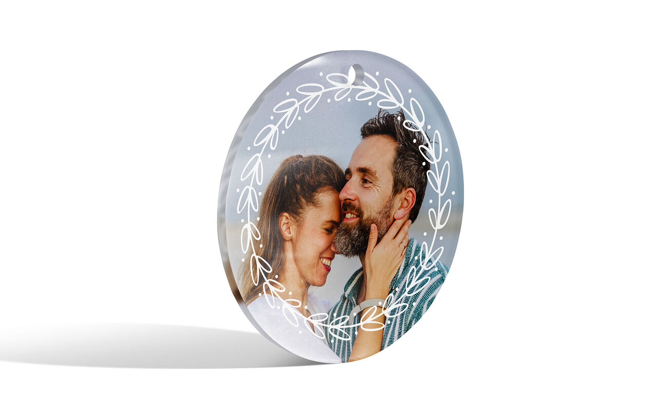 A personalized decorative disc with a romantic image and floral motifs.