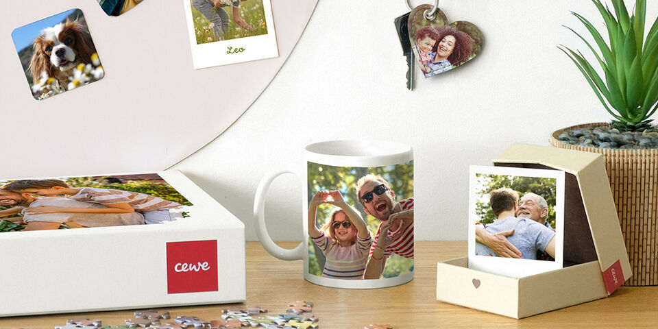 A loving memory in the form of a CEWE photobook, a personalized mug, and small photo cards.