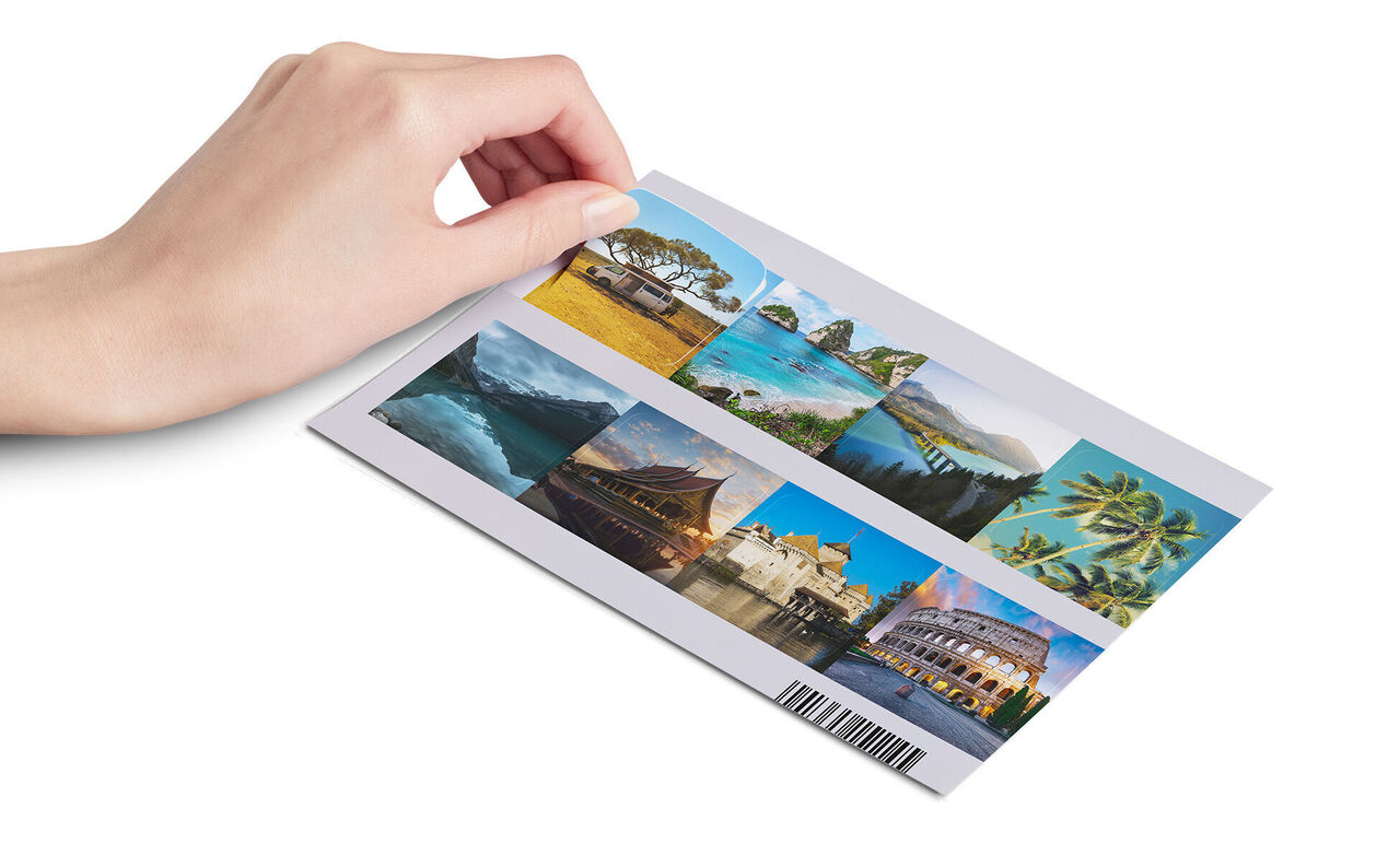 A hand holds a photo featuring various vacation motifs. Striking landscapes and impressive buildings are shown.
