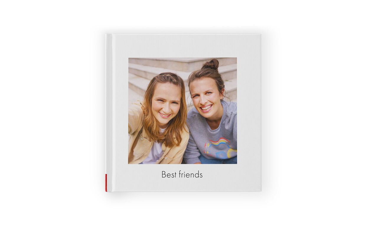 Friends pose cheerfully for a snapshot in the CEWE PHOTOBOOK