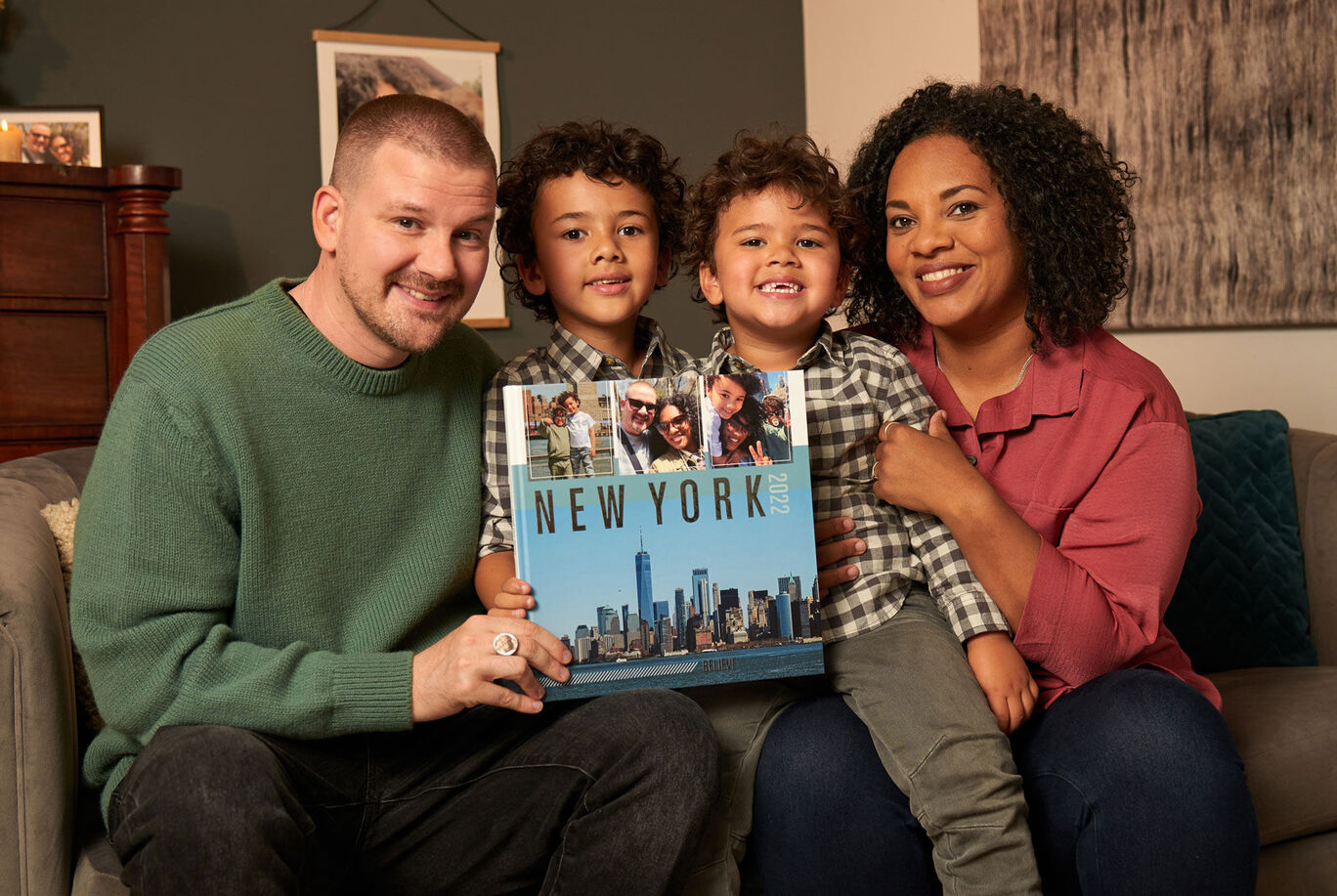 Family holds a CEWE photo book filled with memories from New York.