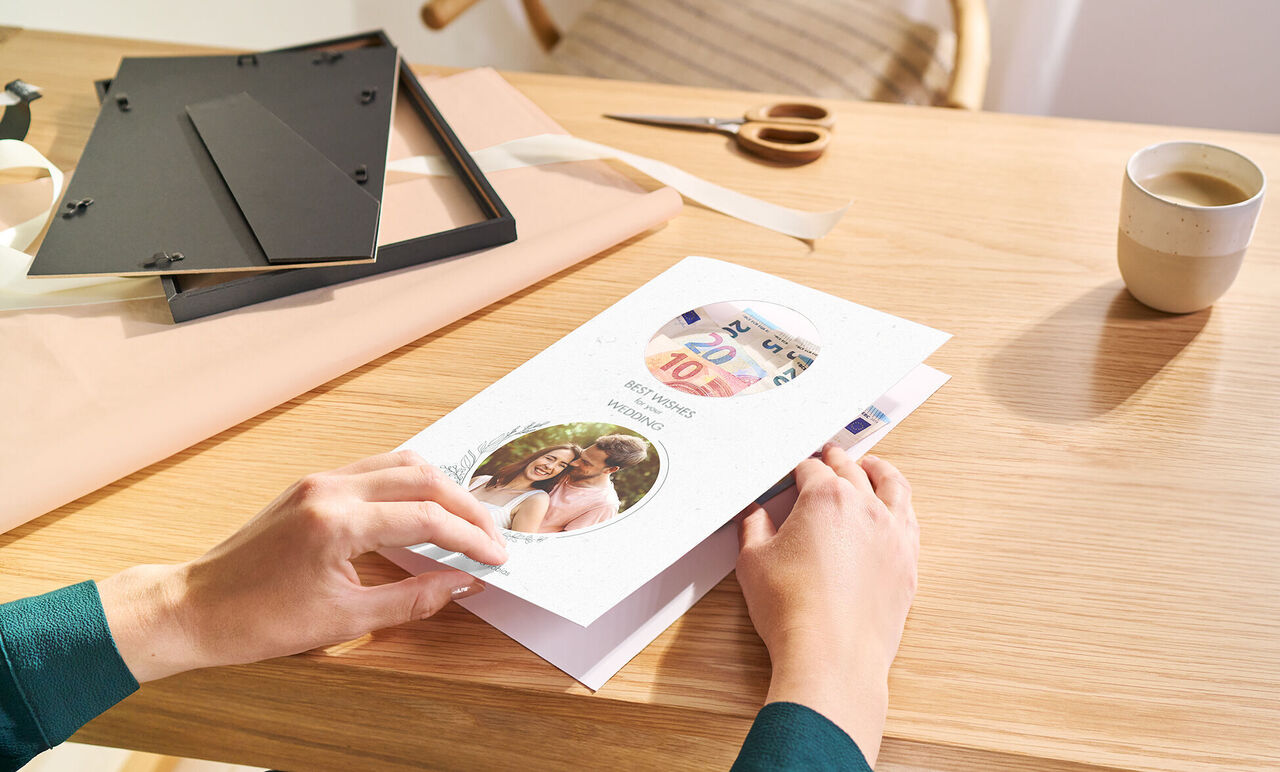 A person creates a CEWE greeting card with a photo and heartfelt text.