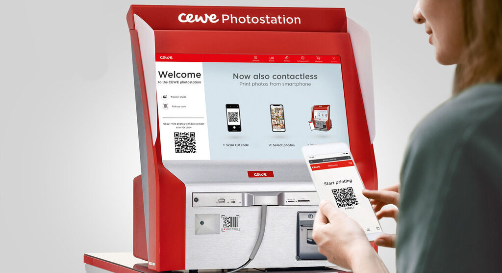 A person uses the CEWE Photostation to print photos.