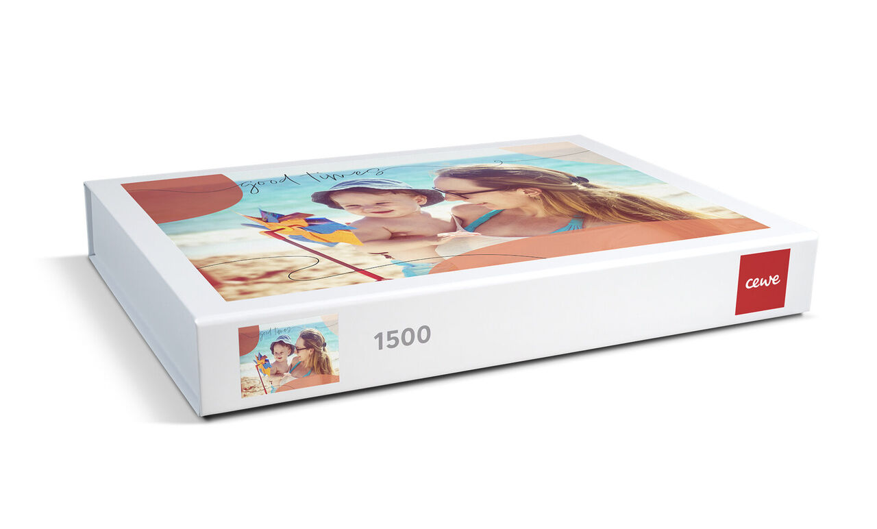 CEWE photo book with cheerful holiday design and summery motifs.