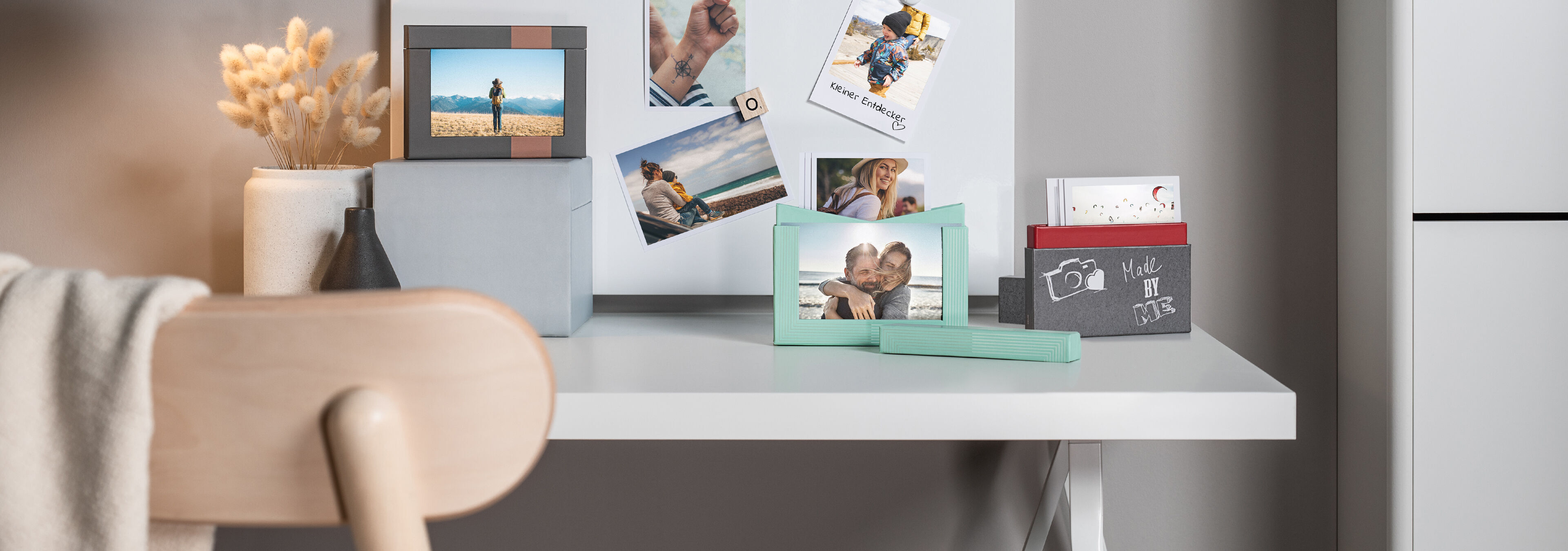 A lovingly designed desk with photos, a frame and greeting card presentation. Decorative elements create an inviting atmosphere.