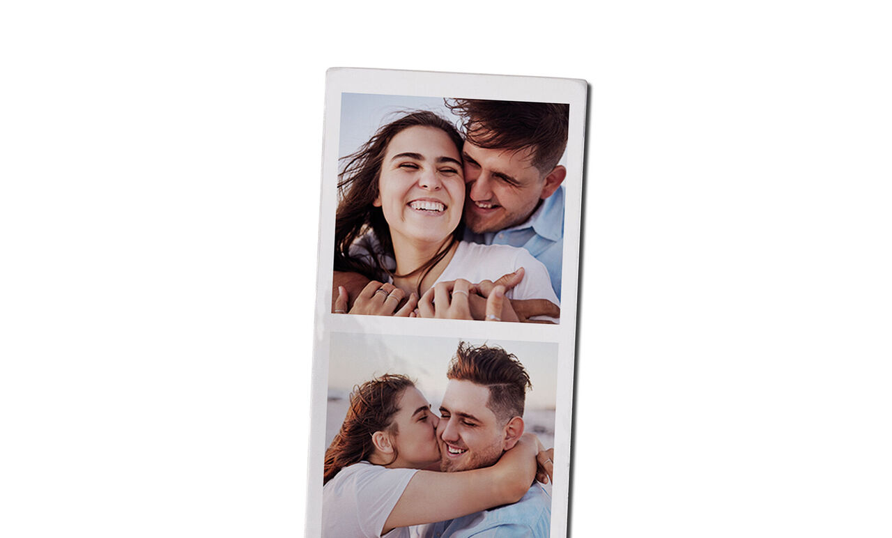 A happy couple embraces lovingly on the beach. The warm colors create a romantic atmosphere and evoke beautiful memories.
