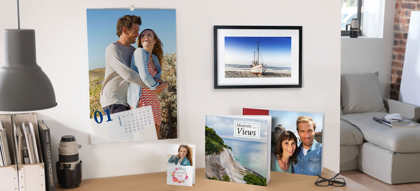 Wall picture of a couple embracing, with a CEWE photo calendar in the background.