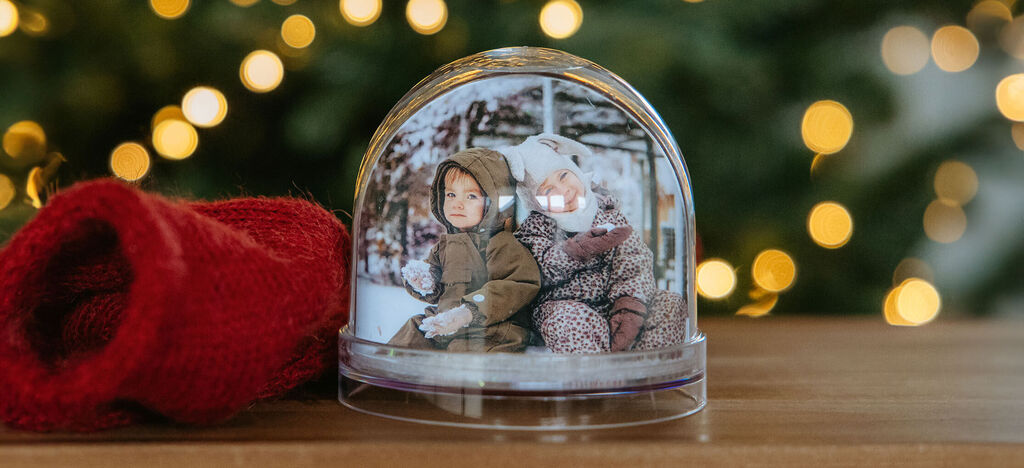 Snow globe with winter motif and cute figures