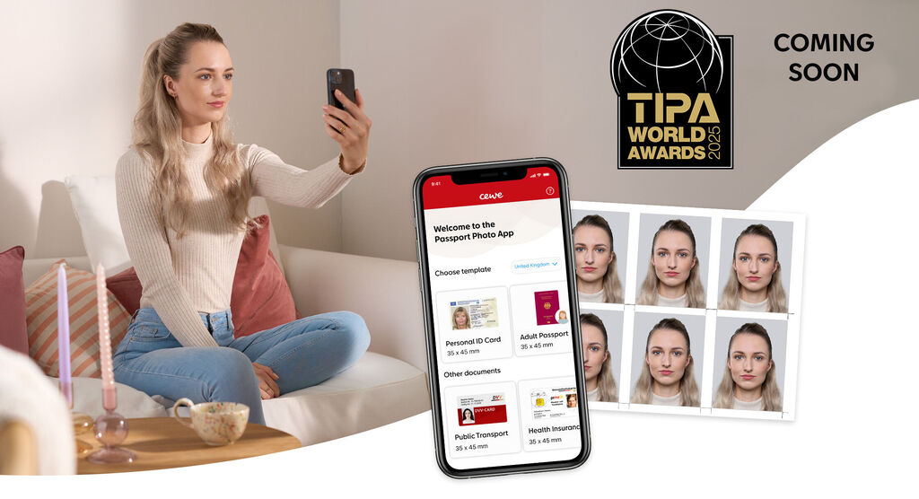 Woman sits on the couch taking a selfie, using the CEWE app on her smartphone