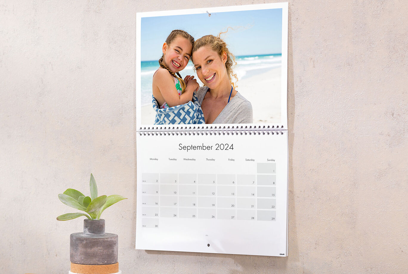 A beautiful wall calendar for September 2024 with a loving photo motif of two people on the beach.