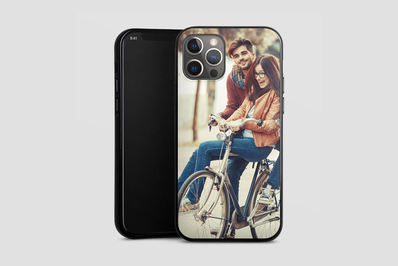 A couple happily rides bicycles, the mobile phone shows a personal message.