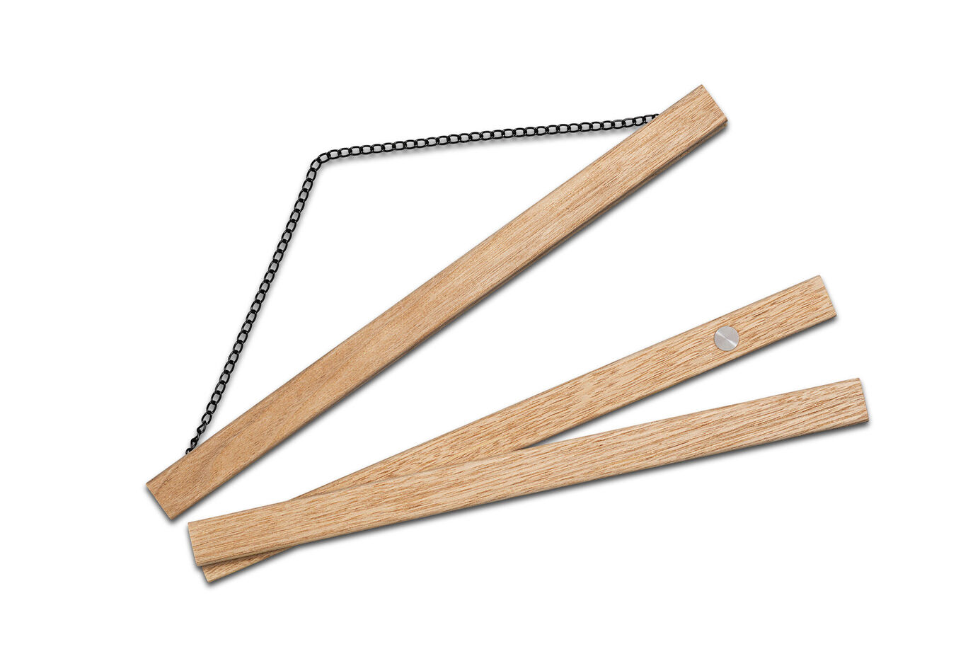 Three overlapping wooden slats with a chain showing the flexible design