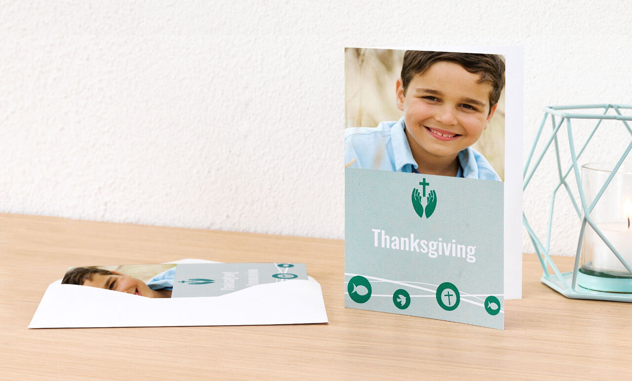 A CEWE greeting card with the inscription 'Thanksgiving' on a table.