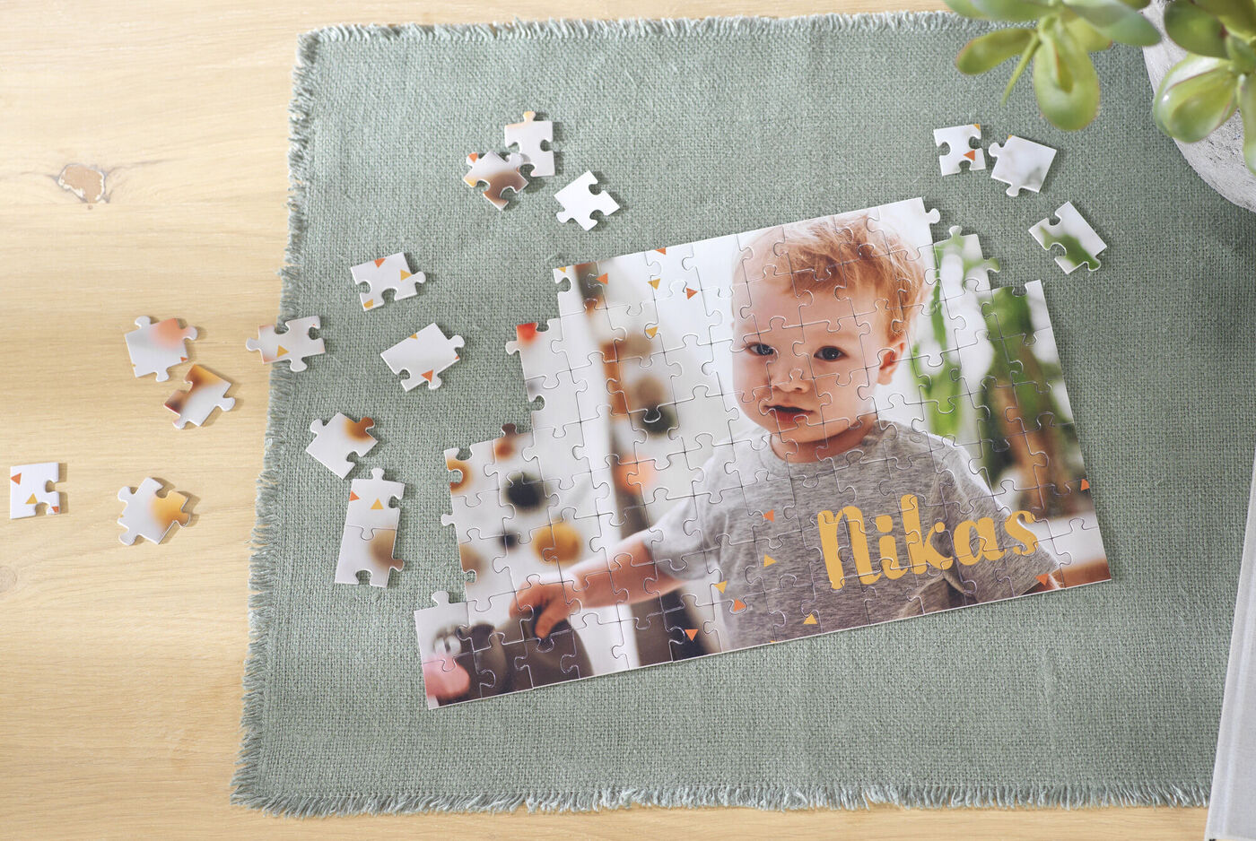 An individual puzzle with the name Niklas on a table.