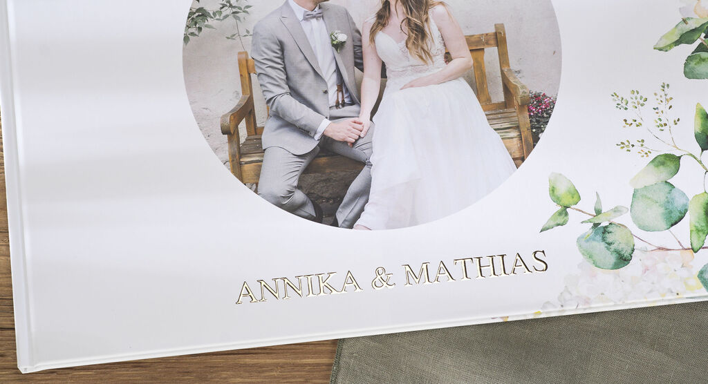 Wedding photo of Annika and Matthias in a stylish photo book.