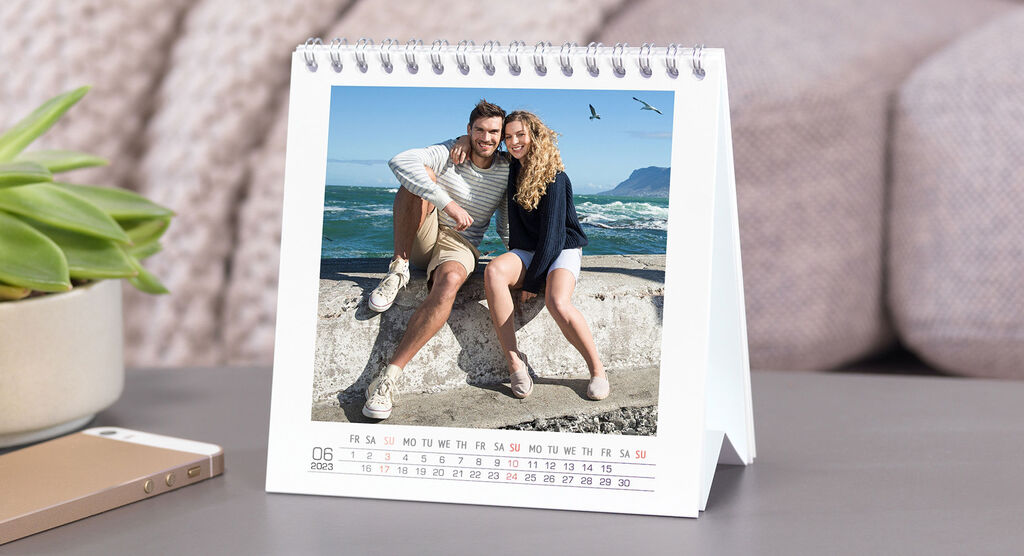 Couple lounging at a beautiful spot, enjoying the moment in a CEWE photo calendar