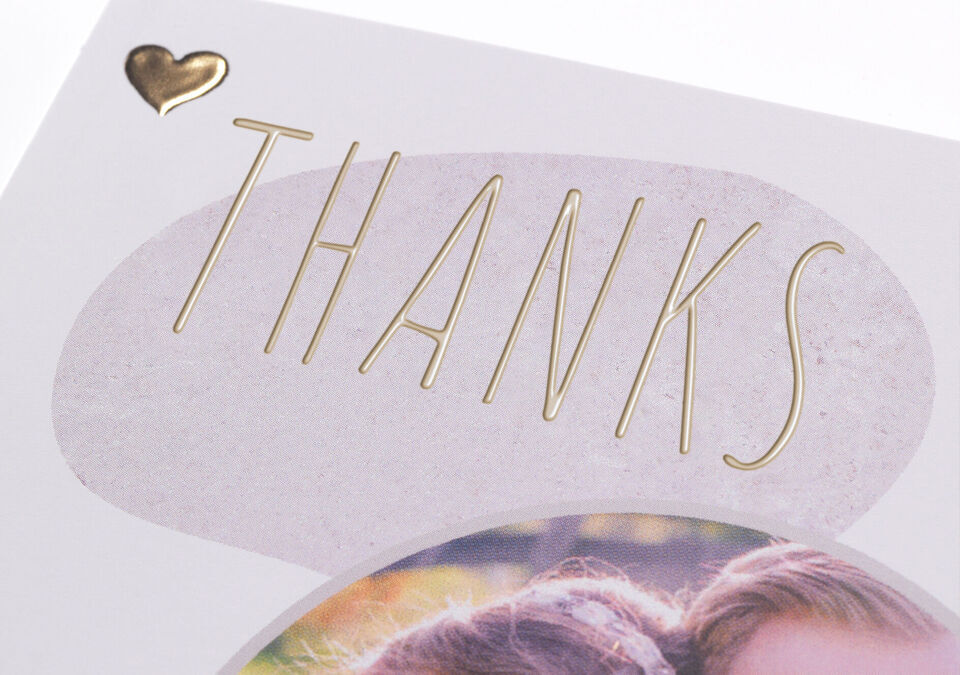 A lovingly designed thank you with a golden inscription and heart on premium paper.