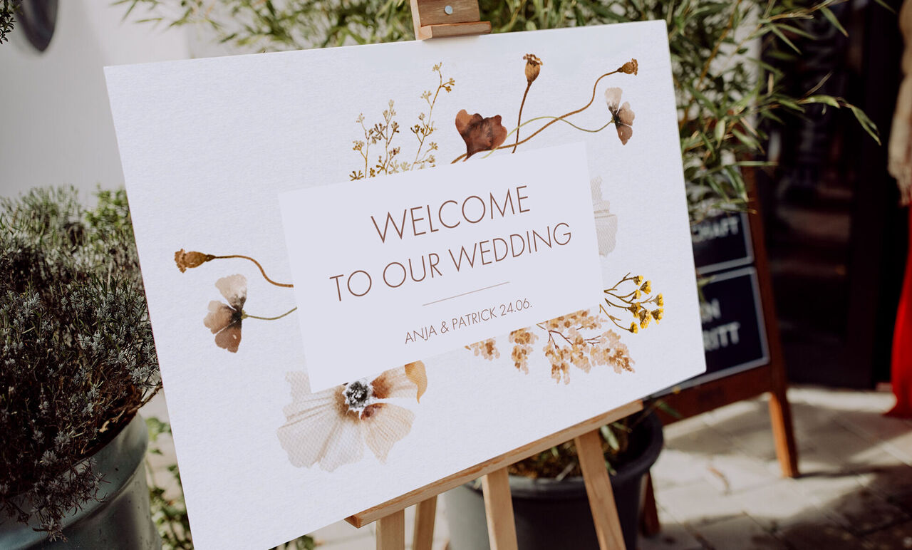 Welcome sign for a wedding with dried flowers, featuring the names Anja and Patrick.