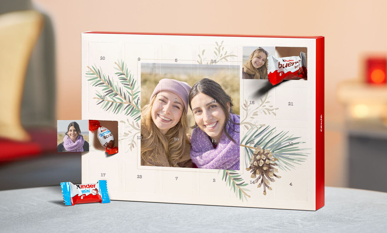 An advent calendar with sweet surprises and a loving image of two friends. Creatively designed with pine branches and small chocolates.